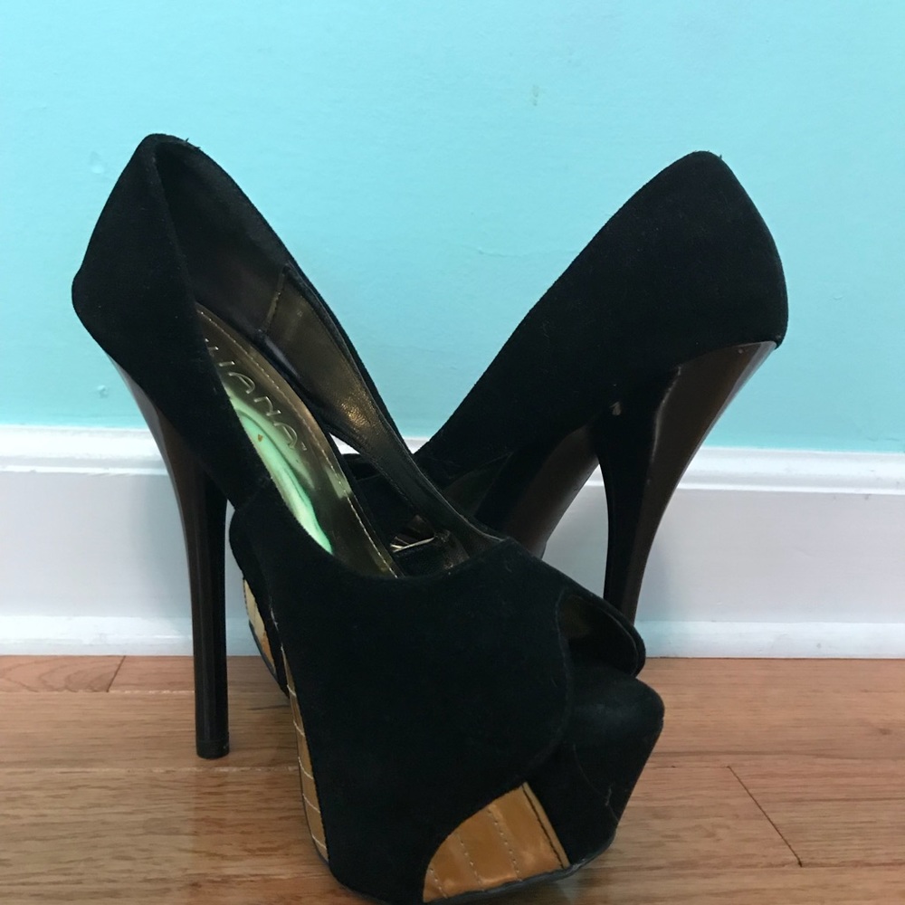 Black and gold heels (6.5)